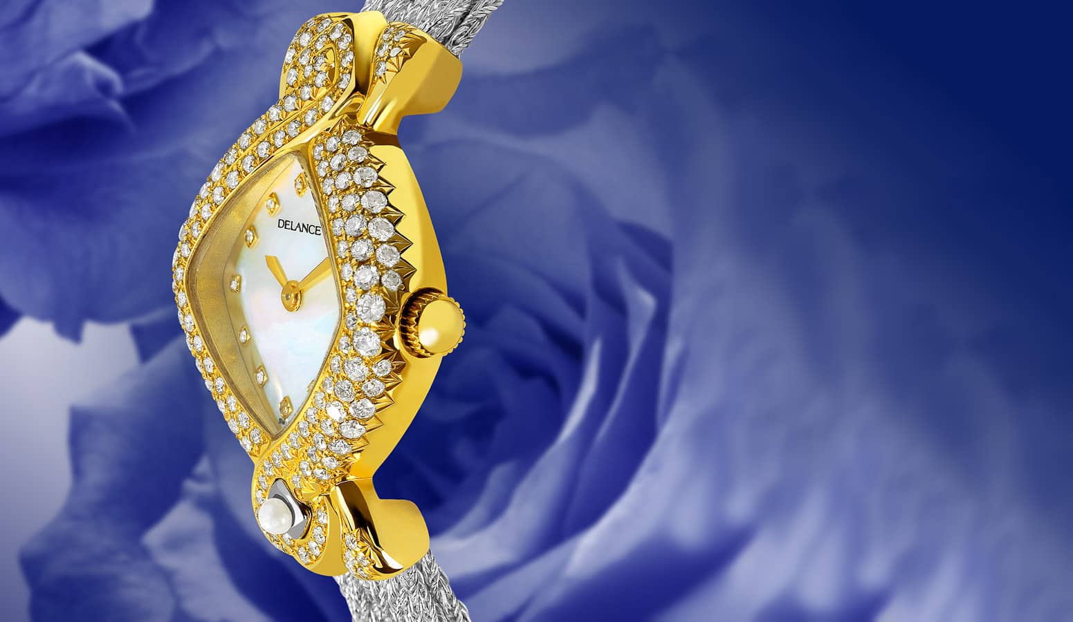 Flamboyante, audacieuse, provocante, la montre DELANCE "Diva" exprime l’essence de la femme-femme, de la femme artiste, de la femme virtuose, éclatante de vie et d’amour. A l’instar de Marilyn elle clame avec humour : "Diamonds Are a Girl's Best Friend" … et l’homme qui l’aime danse avec elle.